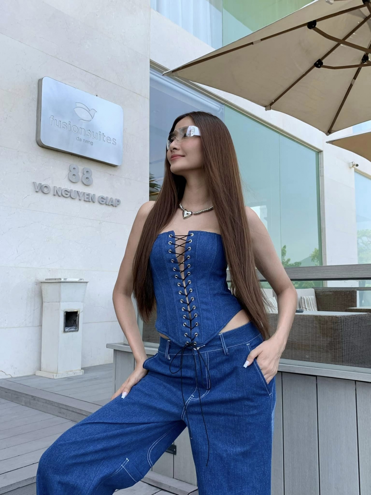 Á hậu hoàng thùy thay đổi táo bạo với phong cách thời trang denim cá tính hình ảnh 4 A hau hoang thuy thay doi tao bao voi phong cach thoi trang denim ca tinh hinh anh 4