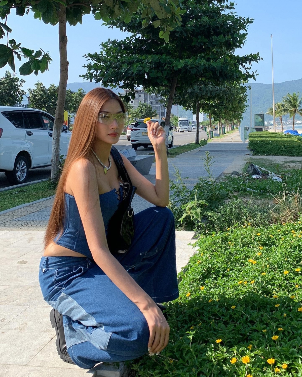 Á hậu hoàng thùy thay đổi táo bạo với phong cách thời trang denim cá tính hình ảnh 7 A hau hoang thuy thay doi tao bao voi phong cach thoi trang denim ca tinh hinh anh 7