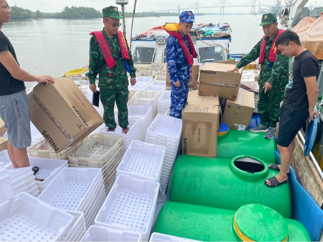 Bắt giữ tàu vận chuyển 17.000 lít dầu DO trái phép trên biển