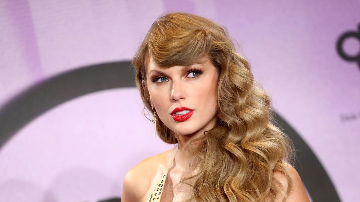 Taylor Swift nhận bằng tiến sĩ  Âm nhạc  ZINGNEWSVN