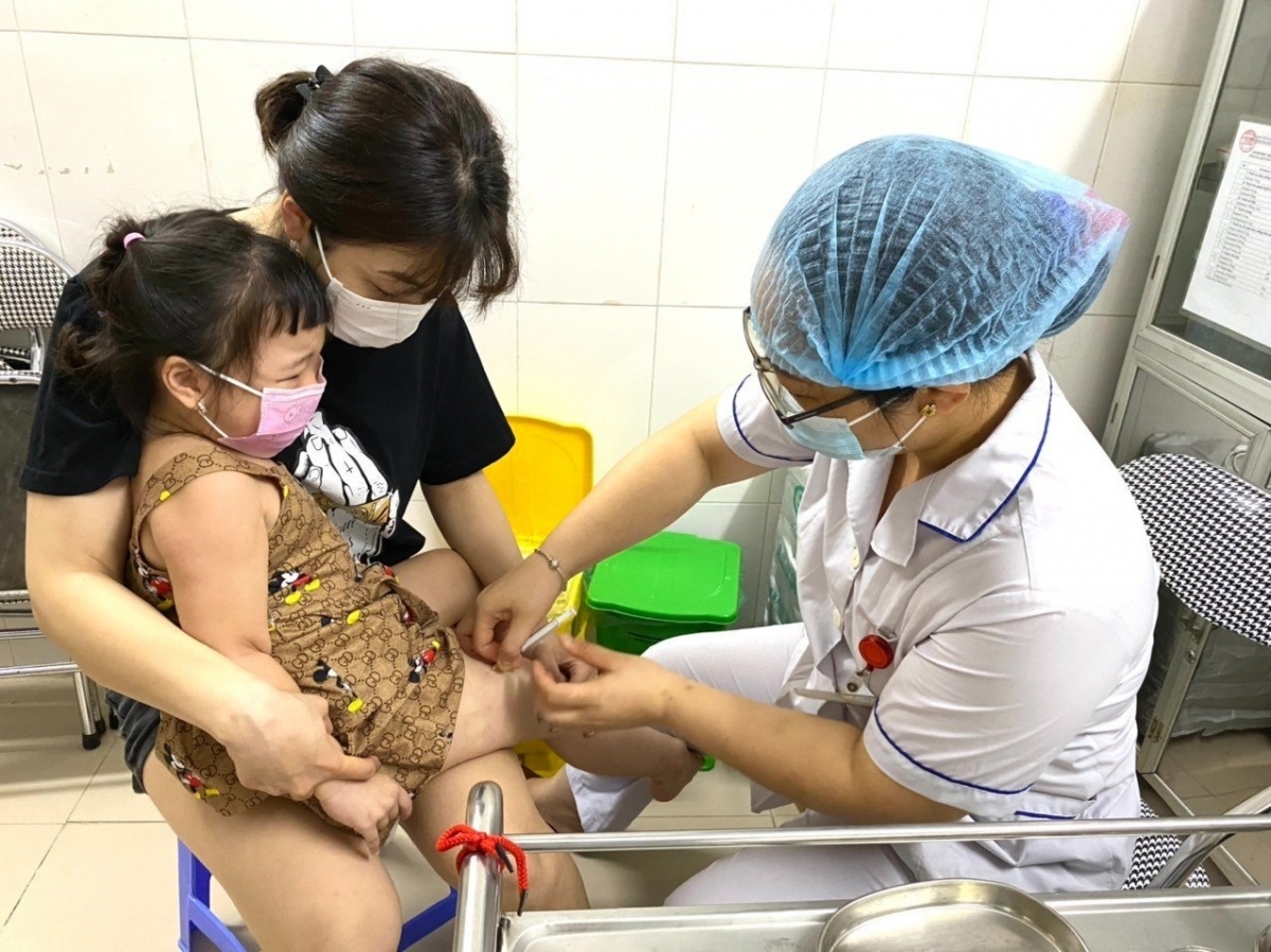 bi tri hoan tiem chung do thieu vaccine, con cach nao khac bao ve tre hinh anh 1