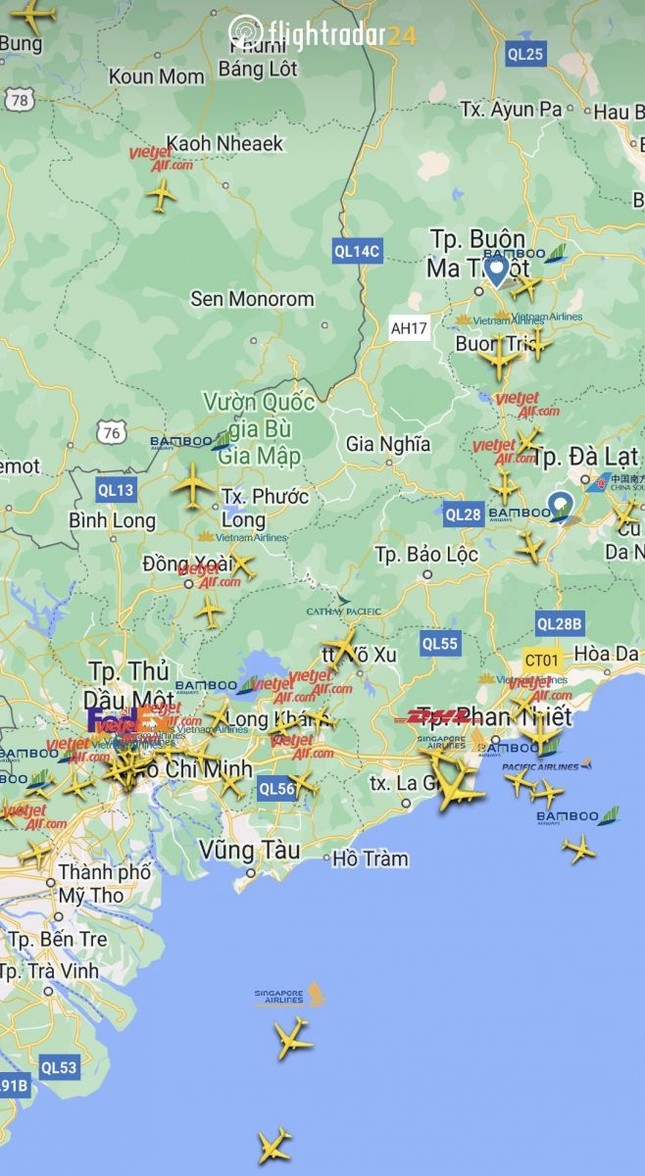 bad weather affects 140 flights at tan son nhat airport picture 1