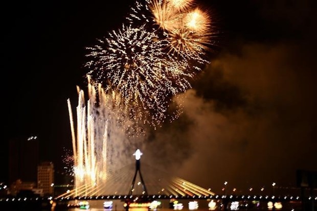 australia, italy wow spectators at fireworks fest in da nang picture 1