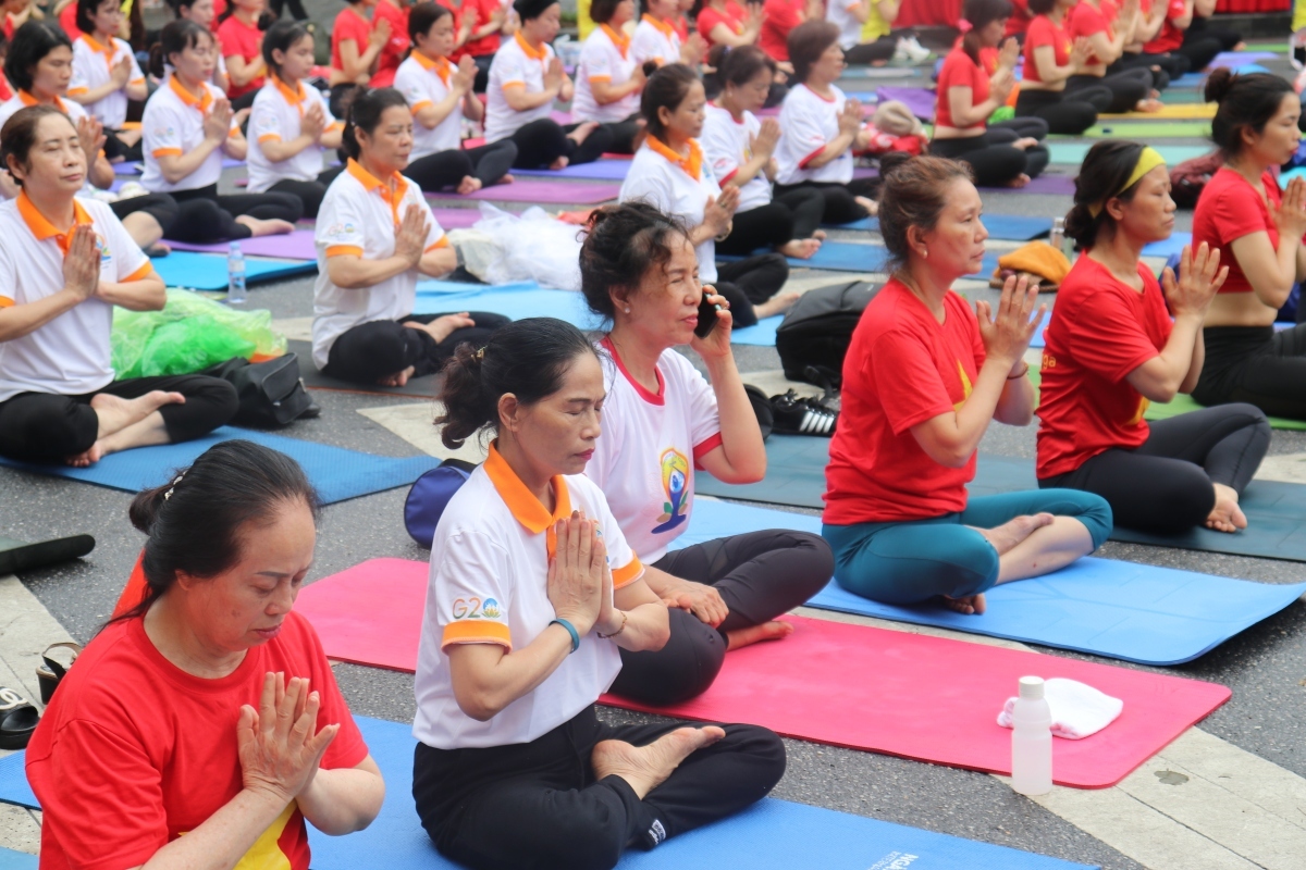over 1,000 perform yoga in hanoi on international festive day picture 10