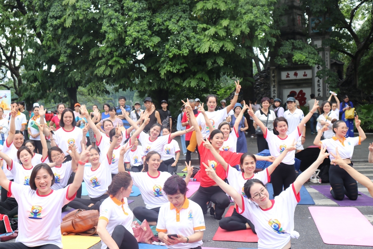 over 1,000 perform yoga in hanoi on international festive day picture 12