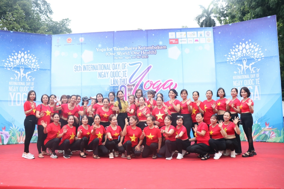 over 1,000 perform yoga in hanoi on international festive day picture 1