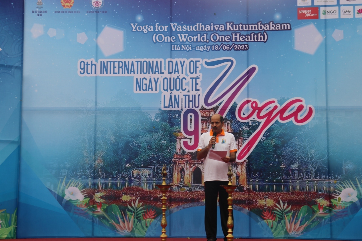 over 1,000 perform yoga in hanoi on international festive day picture 4