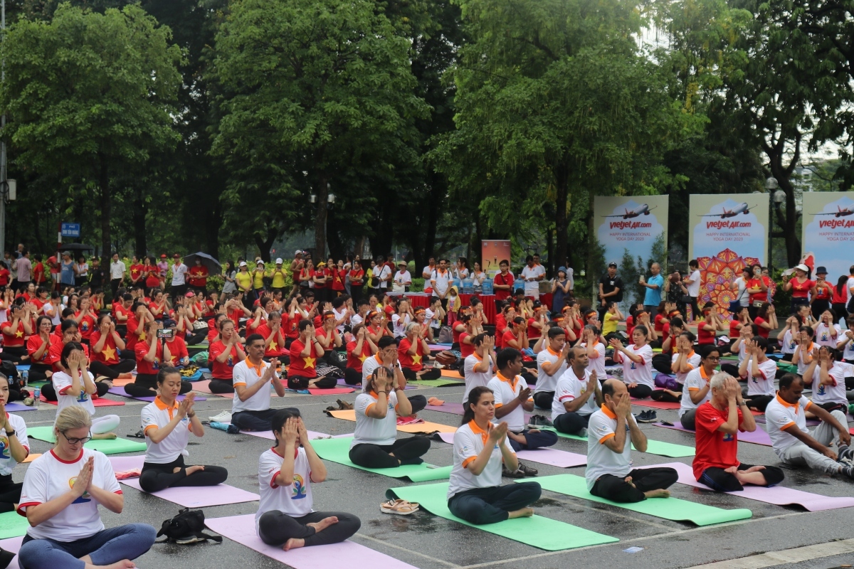 over 1,000 perform yoga in hanoi on international festive day picture 5