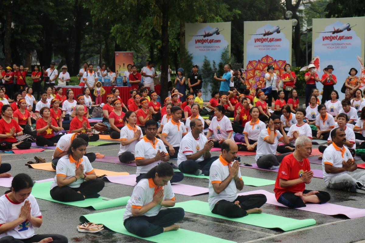 over 1,000 perform yoga in hanoi on international festive day picture 6