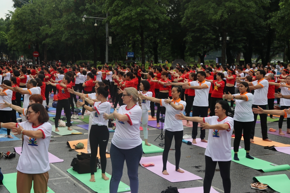 over 1,000 perform yoga in hanoi on international festive day picture 7