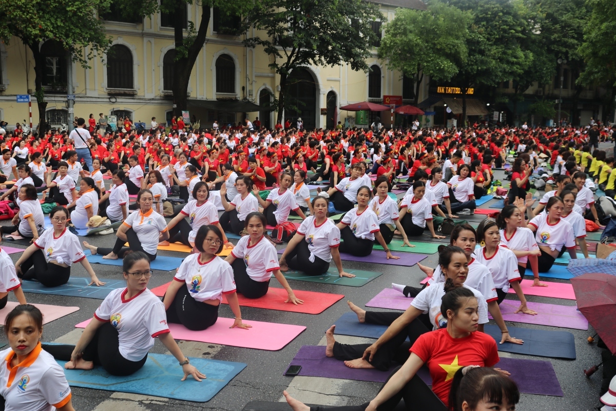 over 1,000 perform yoga in hanoi on international festive day picture 9