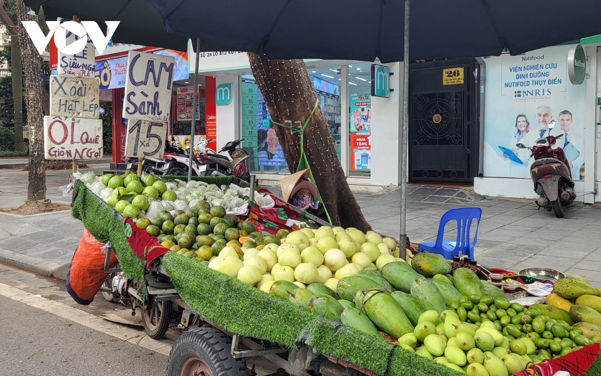 Công an quận Hoàng Mai xử lý việc lấn chiếm đường phố sau phản ánh của VOV