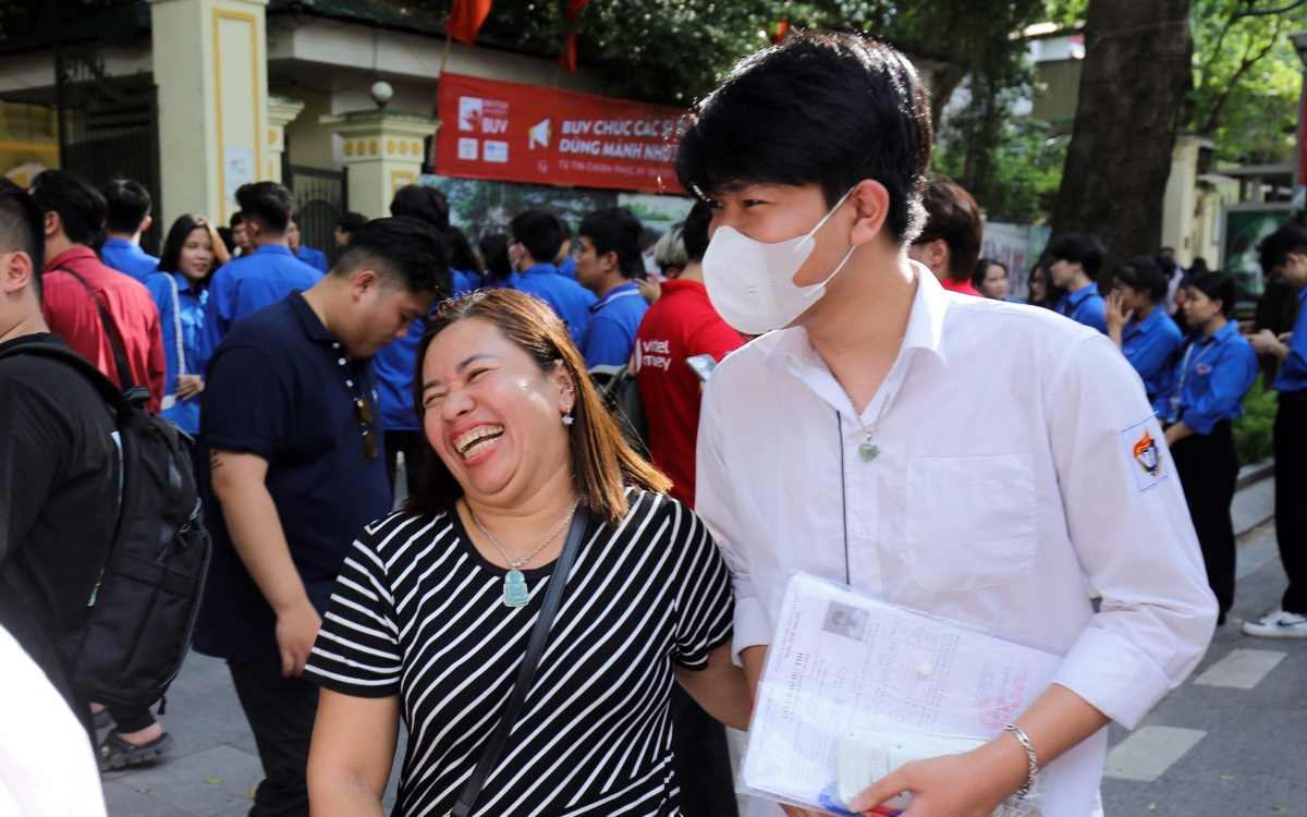 Muôn kiểu cảm xúc của phụ huynh khi chờ đón con trong ngày thi đầu tiên