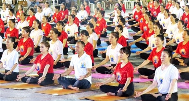 int l day of yoga held in quang binh for first time picture 1