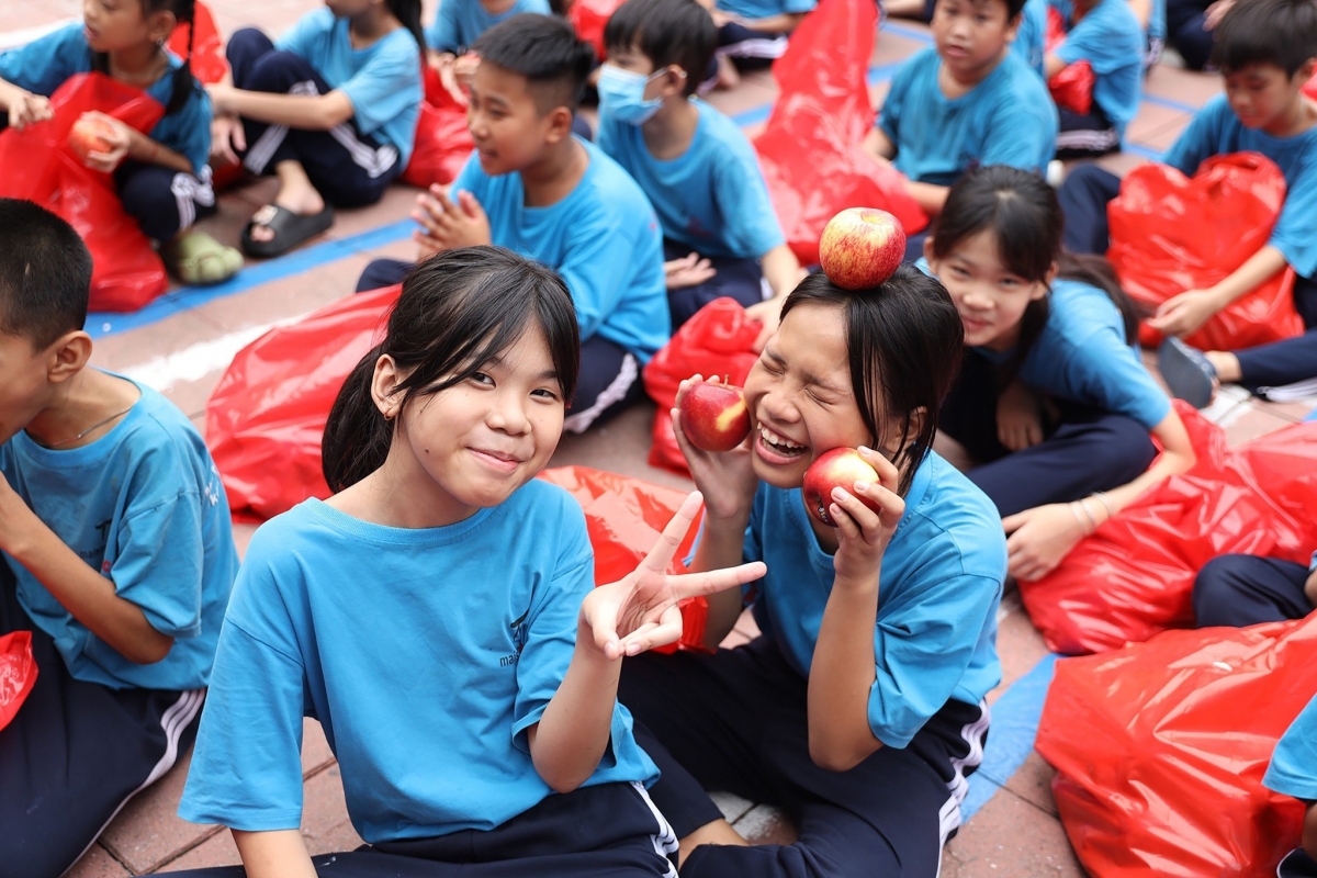 New Zealand presents gifts of fruit and milk to vulnerable children in VN