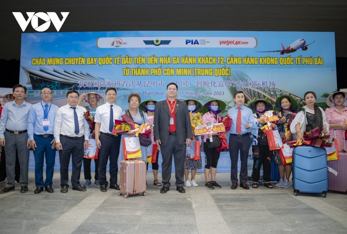 thua thien-hue welcomes first air passengers from china s kunming city picture 1