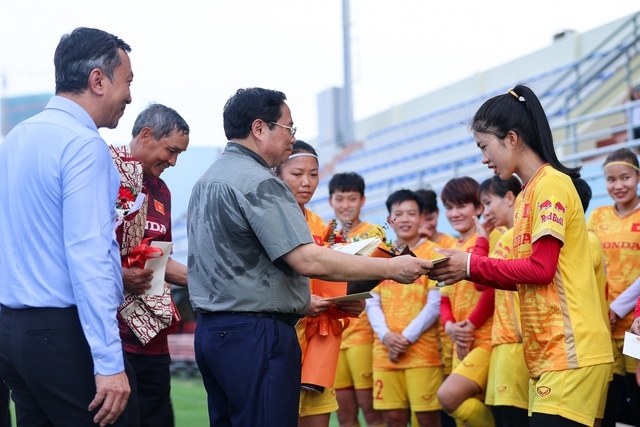 pm meets women footballers ahead of their world cup campaign picture 1