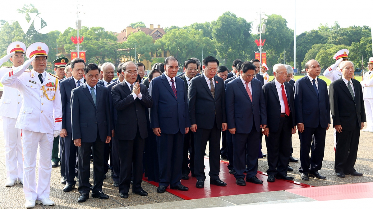 party and state leaders commemorate president ho chi minh, war martyrs picture 1