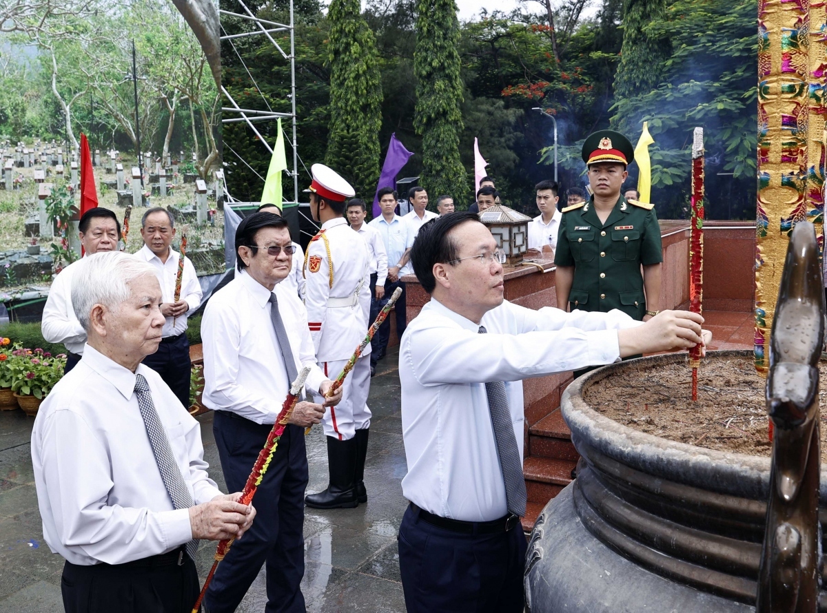 state president commemorates war martyrs at con dao cemetery picture 1