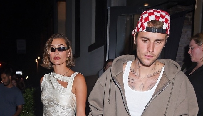 Vợ chồng Justin Bieber - Hailey Baldwin nắm tay tình cảm đi chơi tối