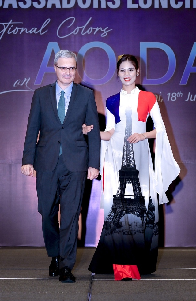 foreign ambassadors hit catwalk for ao dai fashion show picture 10