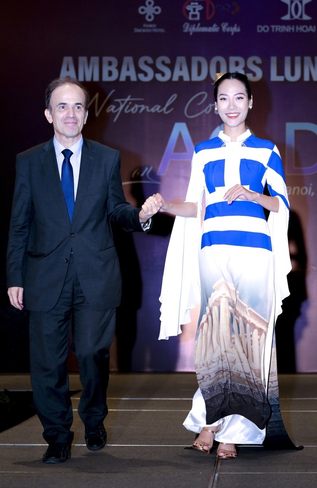 foreign ambassadors hit catwalk for ao dai fashion show picture 11
