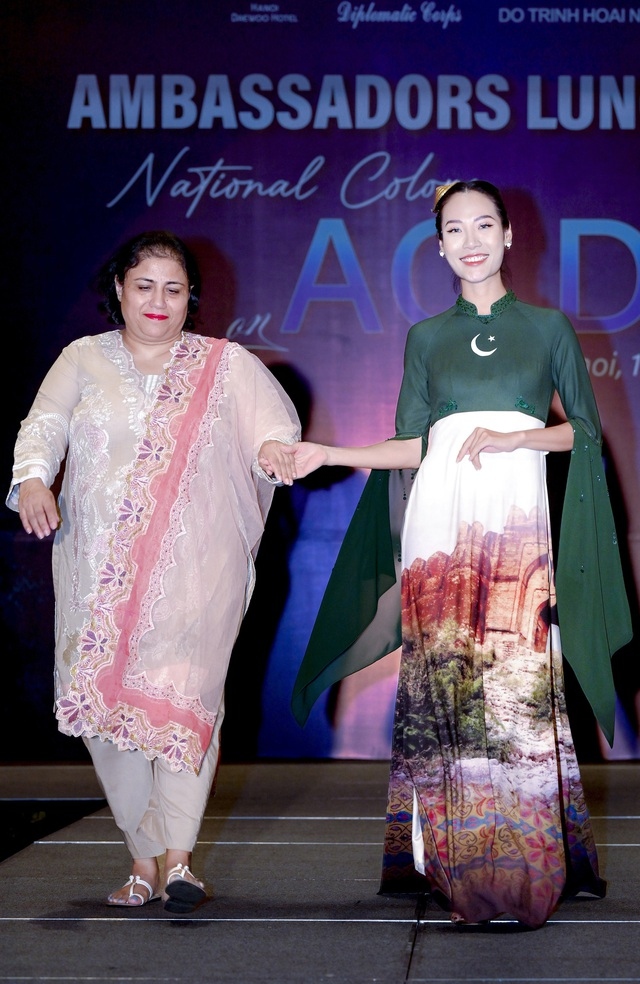 foreign ambassadors hit catwalk for ao dai fashion show picture 12