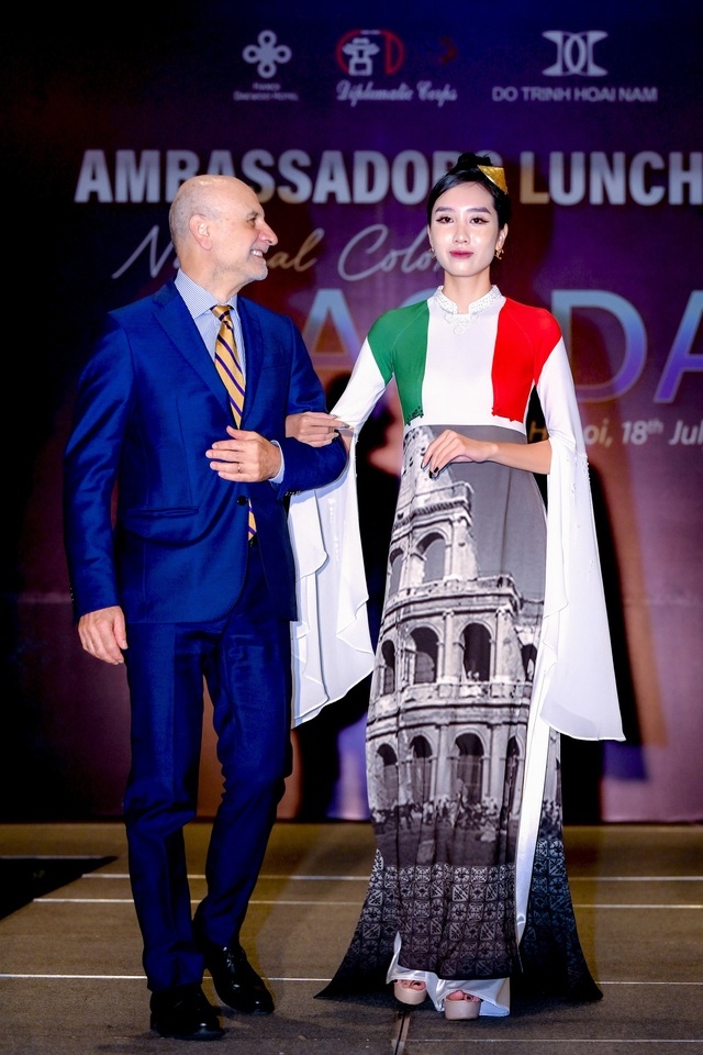 foreign ambassadors hit catwalk for ao dai fashion show picture 13