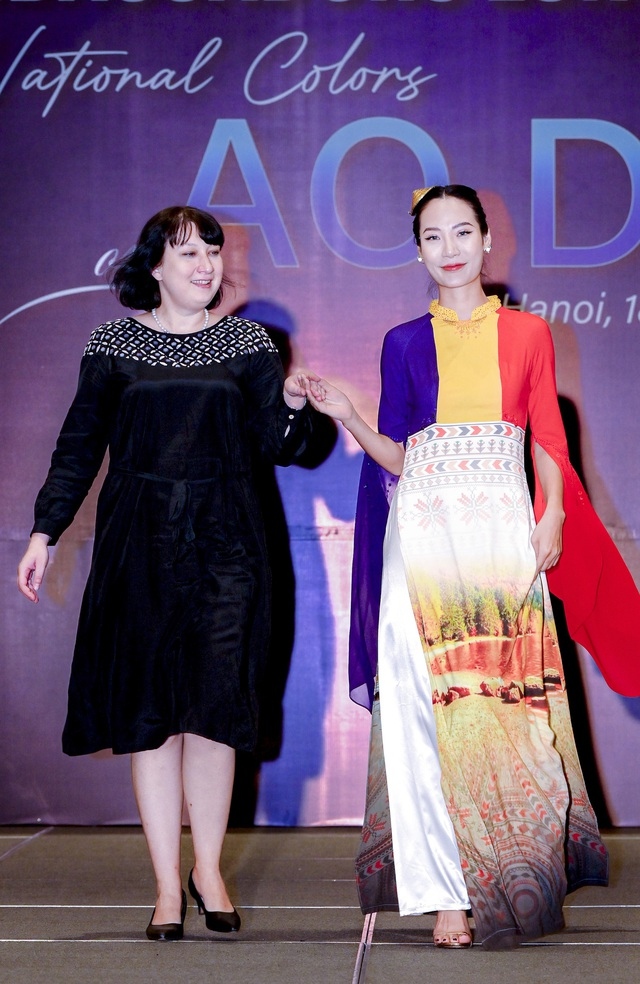 foreign ambassadors hit catwalk for ao dai fashion show picture 14