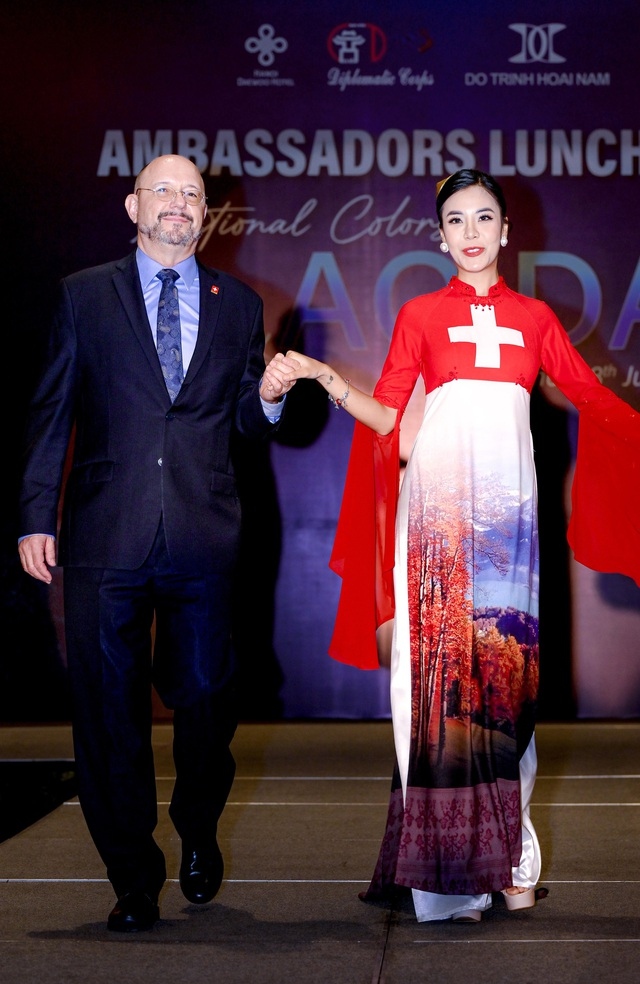 foreign ambassadors hit catwalk for ao dai fashion show picture 15