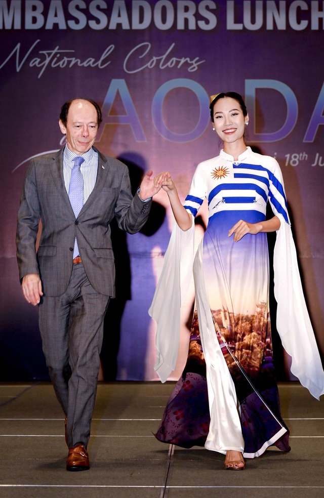 foreign ambassadors hit catwalk for ao dai fashion show picture 16