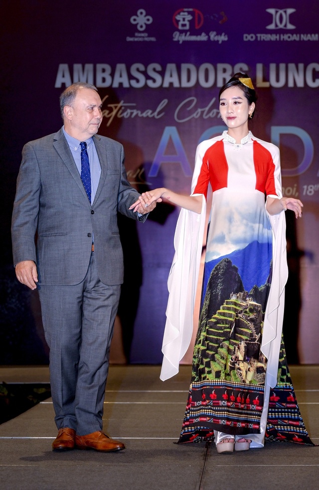 foreign ambassadors hit catwalk for ao dai fashion show picture 17