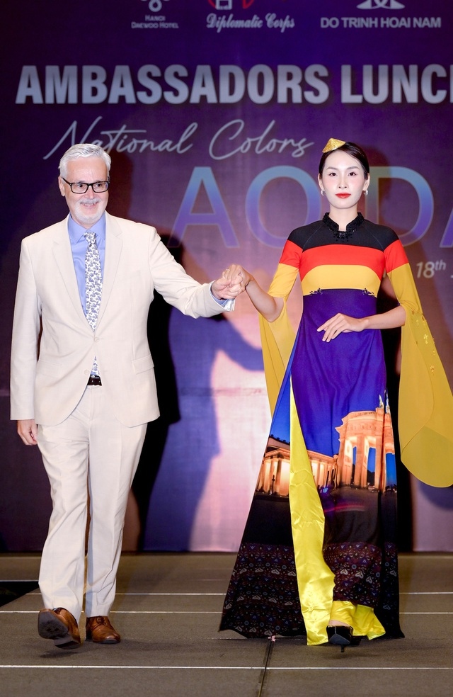 foreign ambassadors hit catwalk for ao dai fashion show picture 18
