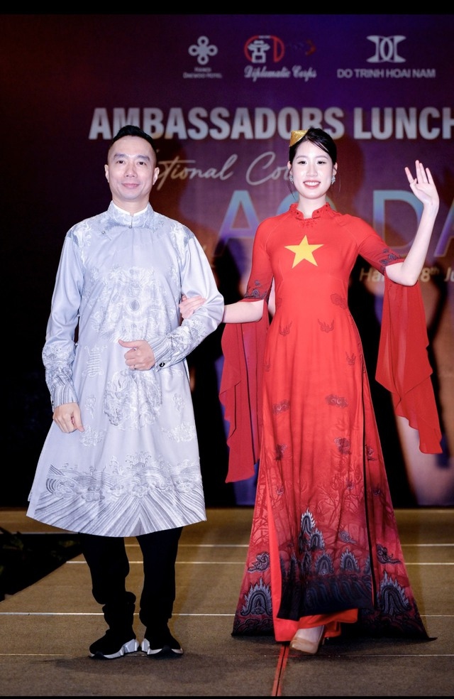 foreign ambassadors hit catwalk for ao dai fashion show picture 2