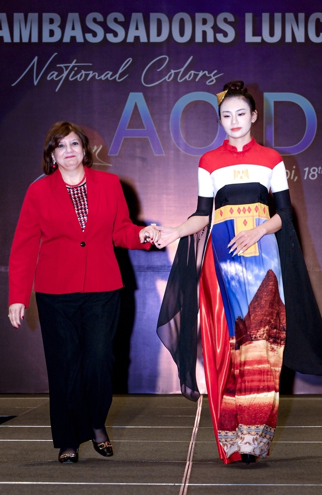 foreign ambassadors hit catwalk for ao dai fashion show picture 3