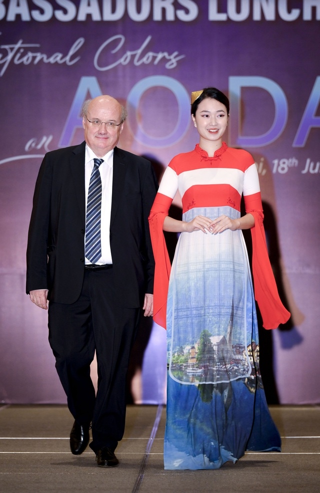 foreign ambassadors hit catwalk for ao dai fashion show picture 5