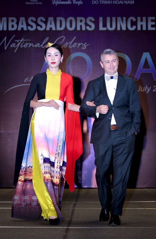foreign ambassadors hit catwalk for ao dai fashion show picture 6