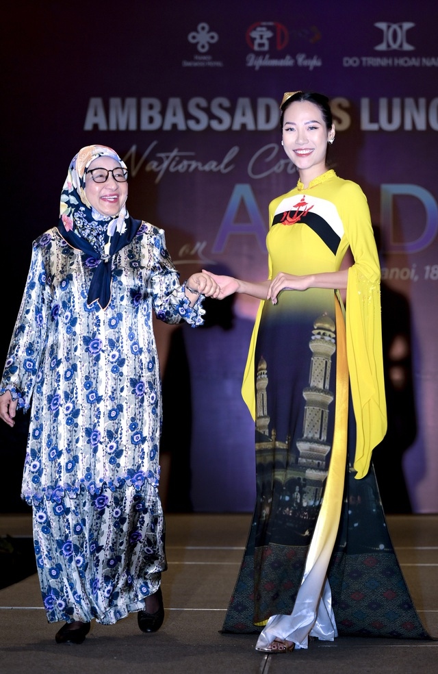 The Ambassador of Brunei to Vietnam (L) participates in the fashion show.