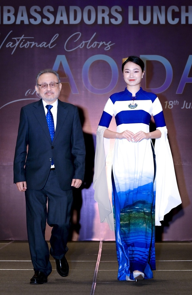 foreign ambassadors hit catwalk for ao dai fashion show picture 9