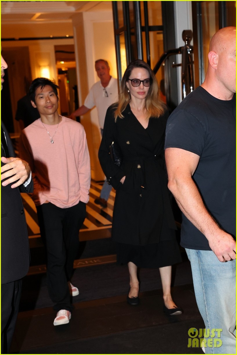 angelina jolie thanh lich xuong pho cung con trai nuoi goc viet hinh anh 4