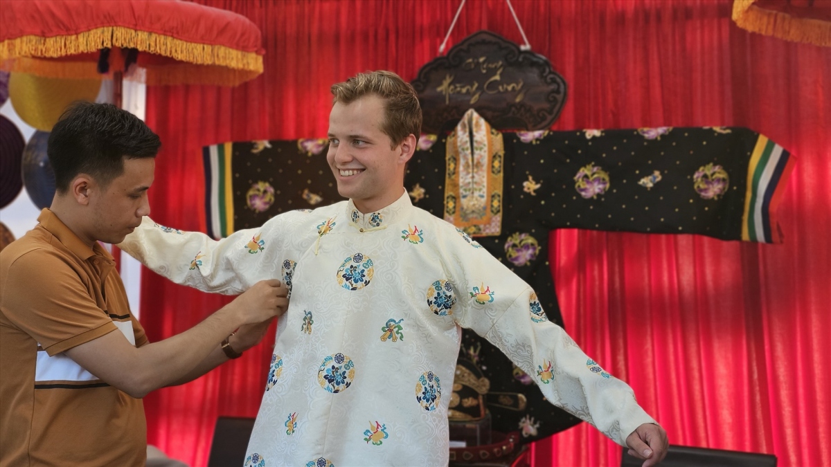 foreigners enjoy trying on traditional vietnamese ao dai in hue picture 10