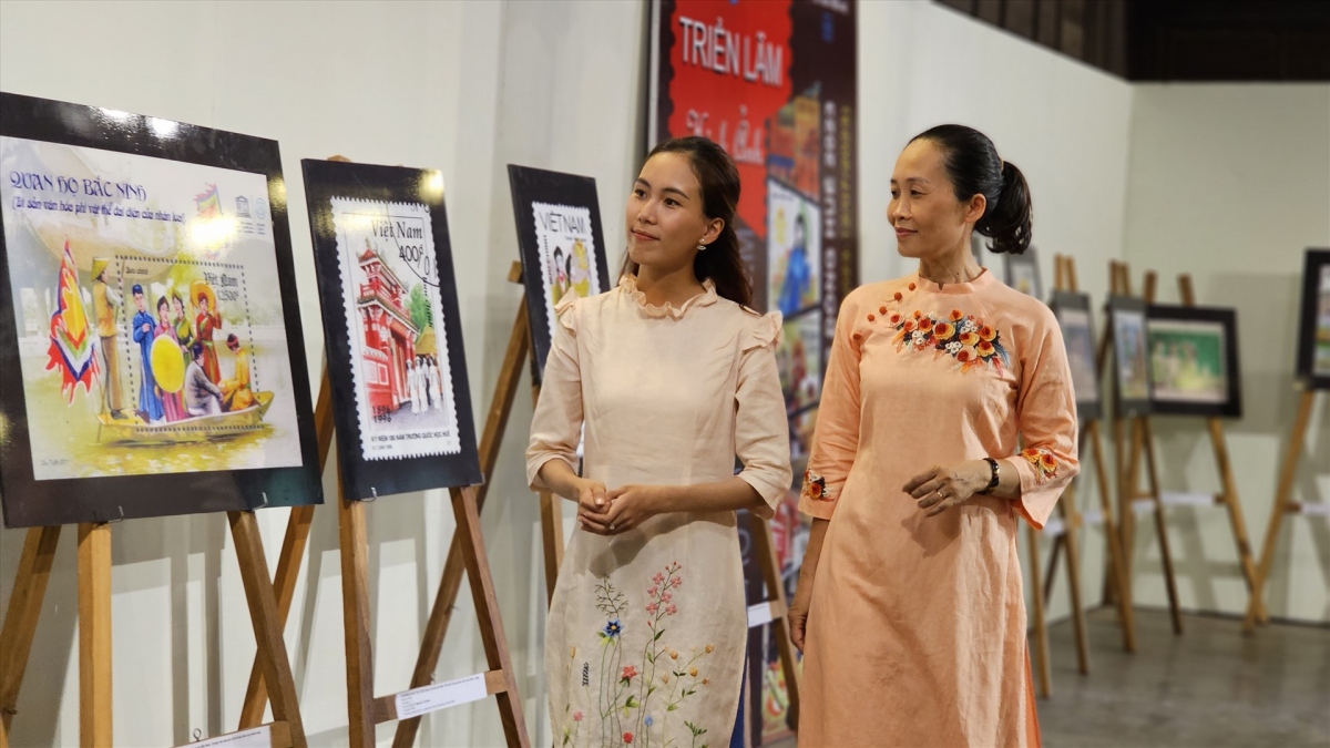 foreigners enjoy trying on traditional vietnamese ao dai in hue picture 16