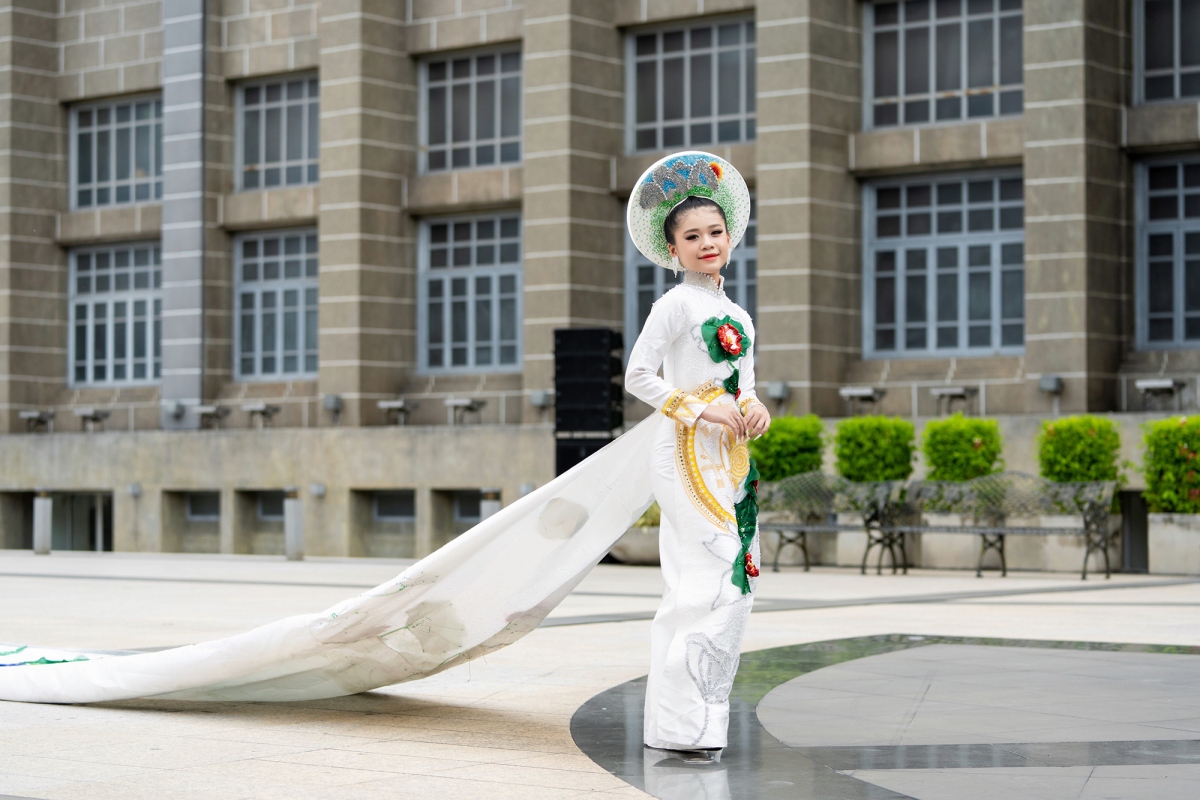 record setting vietnamese ao dai introduced in thailand picture 2