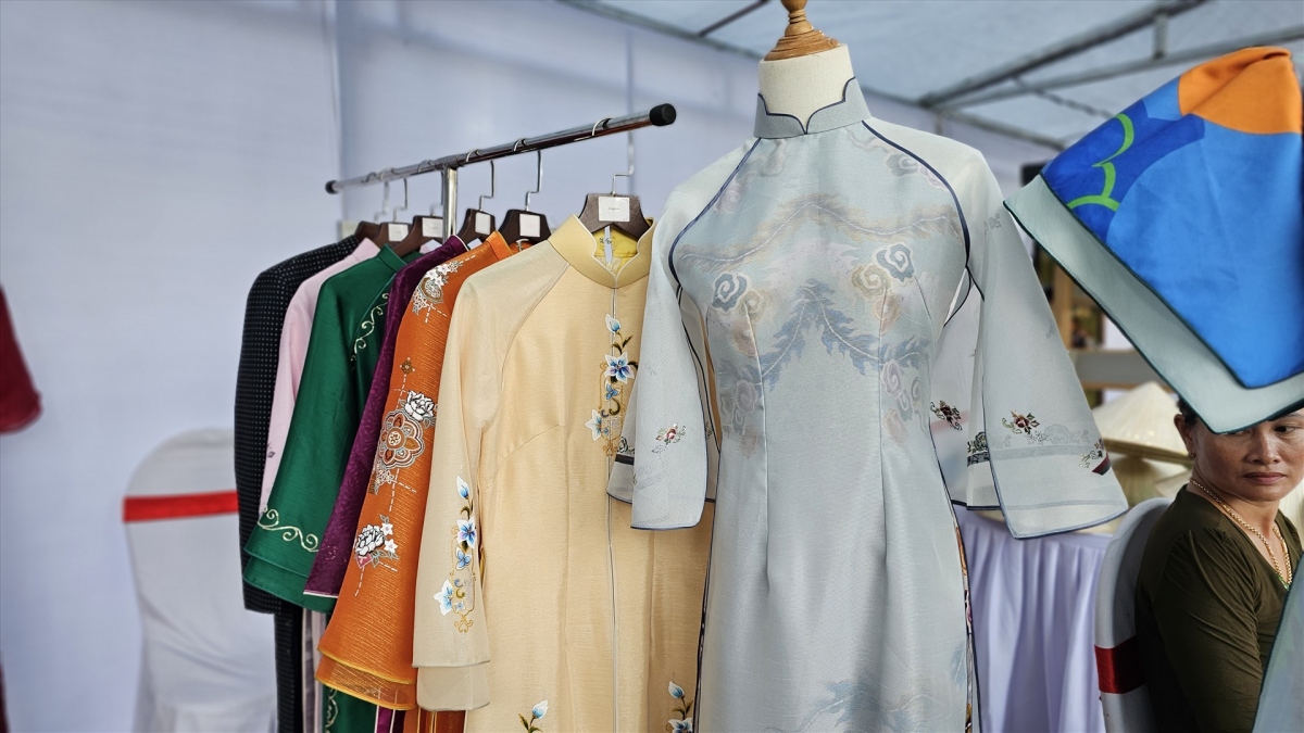 foreigners enjoy trying on traditional vietnamese ao dai in hue picture 2