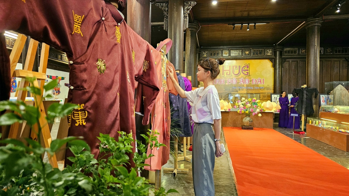 foreigners enjoy trying on traditional vietnamese ao dai in hue picture 6
