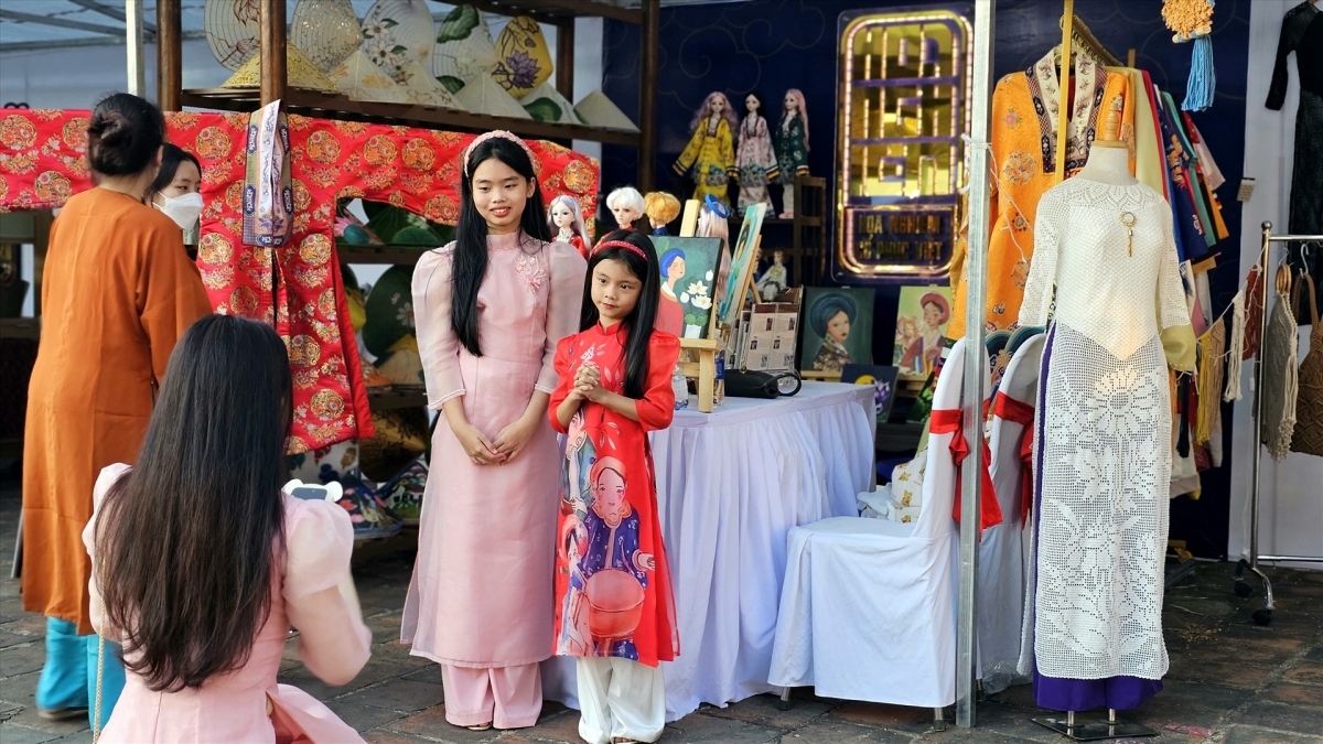 foreigners enjoy trying on traditional vietnamese ao dai in hue picture 7