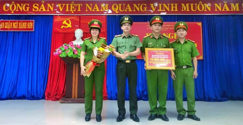 khen thuong cong an quan ngu hanh son triet pha thanh cong chuyen an ma tuy hinh anh 1