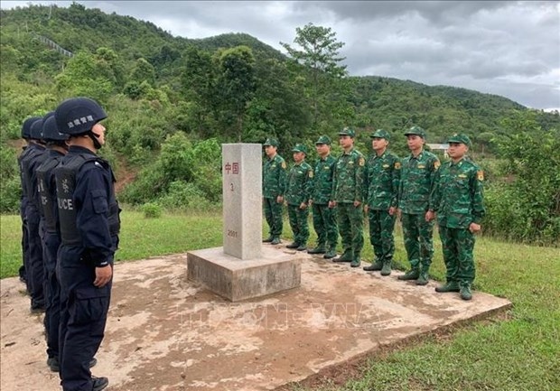 vietnamese, chinese border stations conduct joint border line patrol picture 1