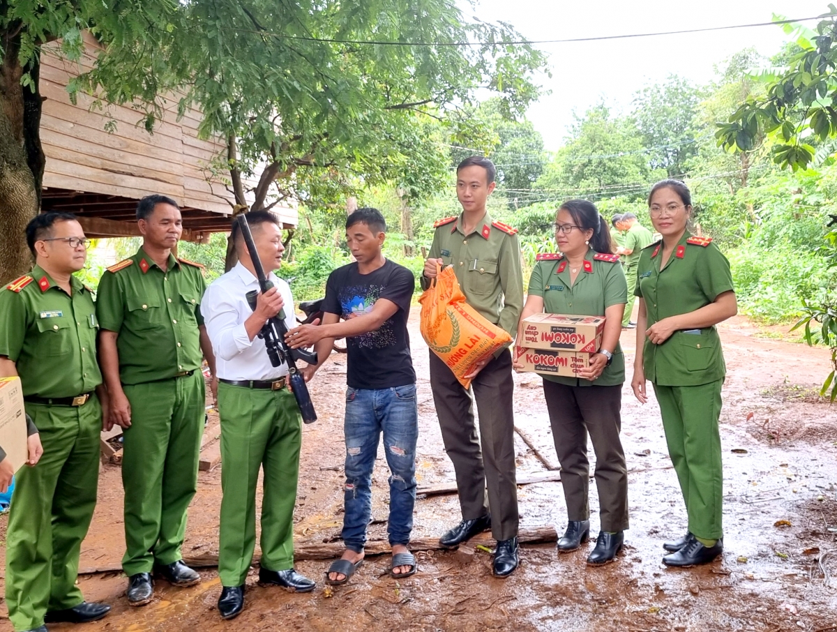 cong an huyen ea hleo 3 dong hanh voi nguoi dan vung sau hinh anh 3