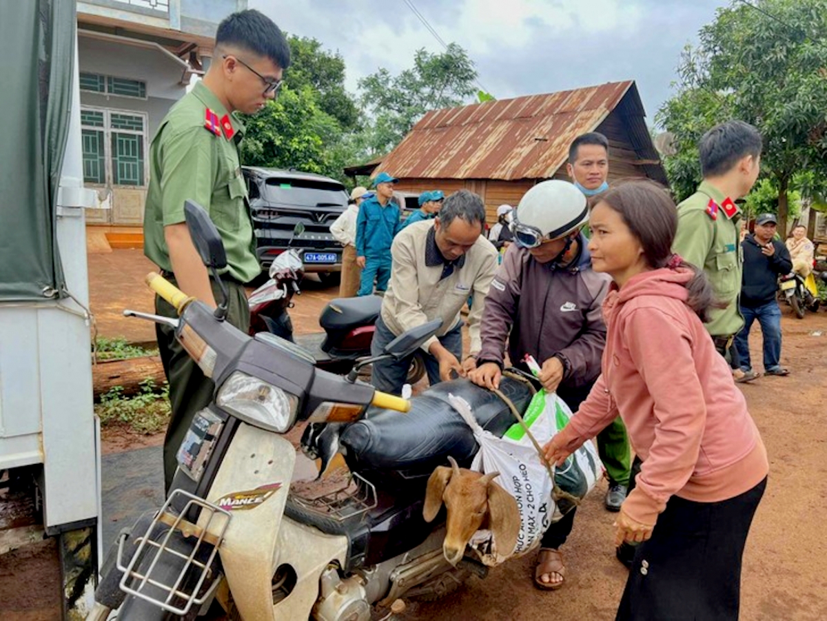 Công an huyện Ea Hleo “3 đồng hành” với người dân vùng sâu